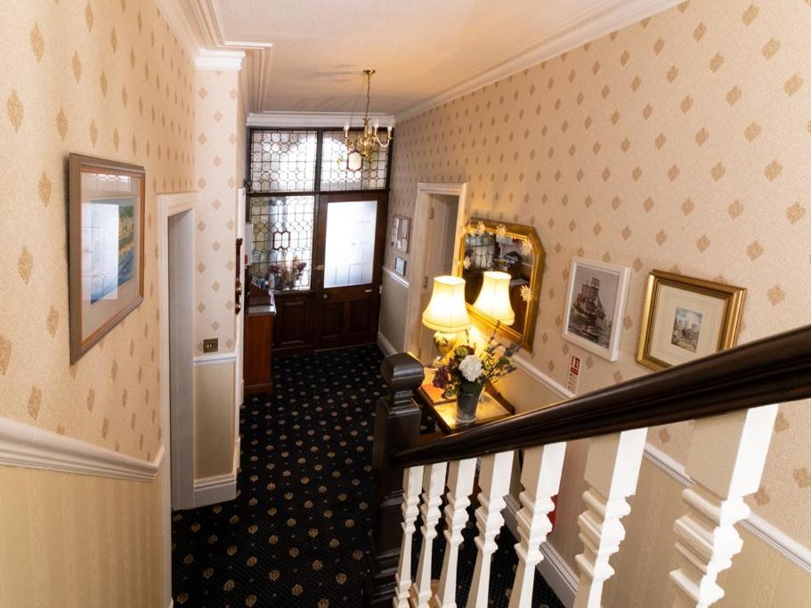 Crescent Lodge Guest House Вітбі Екстер'єр фото